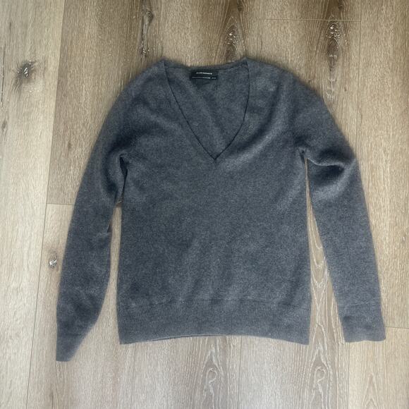 CLUB MONACO Women M Cashmere Sweater V Neck Grey Classic Basic Quiet Luxury Prep - Picture 1 of 7